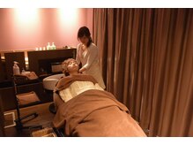 スパ室でリラックス