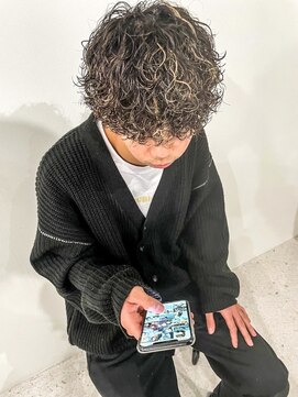 ヒビヲ(HIBIO) 前下がりマッシュ波巻きスパイラルパーマメンズツーブロック横浜