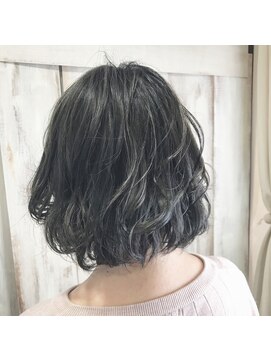 アンフィドットドゥルドゥ(AnFye.dueldo) 【AnFye.dueldo】グラデーションボブ × ディープシルバーカラー