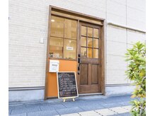 エトカ(EToKa)の雰囲気（こだわりのウッドスタイルの入り口）