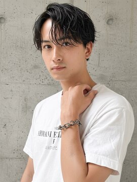 緩め波巻きパーマ × 黒髪センターパート