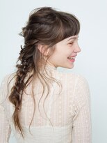 ナチュラル アップ アレンジ ミルキーカラー・フェザーロング