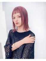 イル(ill) pink color × ショートバングの切りっぱなしのモードボブ