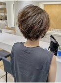 大人白髪ぼかしハイライトグレージュハンサムショートボブ