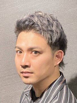 ビーダンディー(Bee dandy) シルバーアッシュカラー ツーブロックショート 魅惑の銀髪！