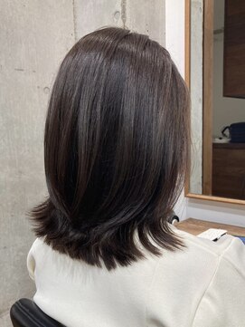 シルフィ(sylph) ミディアムヘアはボトムにくびれを作ってメリハリを出して◎