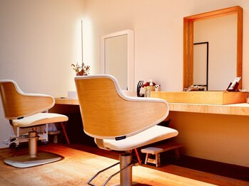 ヘアメンテの写真/各席が広々スペースのゆったり空間です。ホッとできる落ち着いた空間で、ぜひリラックスしてください◎