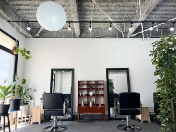 ラフ(Raugh by ApriLush)の写真/店長自らデザイン考案したサロン空間♪居心地の良さを追求した店内で、特別なひと時をお過ごしください。