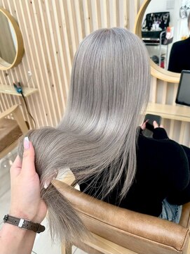 レフバイイルカ 北見(lef by ilka) ホワイトシルバー