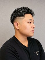 アストロ(ASTRO) ラインフェード×カーリーパーマ|男前ヘア