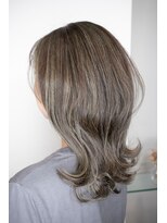 オラ ボーテ(Aura Beaute)&nbsp;ハイライト　カーキグレージュ　ミディアムスタイル