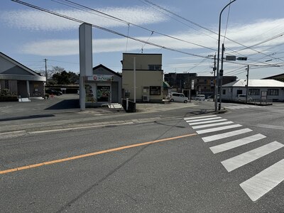 土井４丁目交差点、宅配弁当コッペリア奧黒のプリウス手前１台