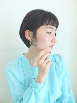 クッカ(qukka) 耳掛けショートボブ/黒髪×コンパクトショート