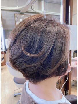 マニス(manis) ショートボブナチュラルブラウンボリューム丸みUP