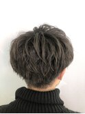 刈り上げマッシュグレーベージュカラー韓国ヘアーアップバング