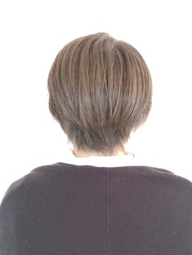 ラグラスヘア(LAGRAS HAIR) アッシュカラーの大人女子ショート。
