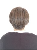 アッシュカラーの大人女子ショート。