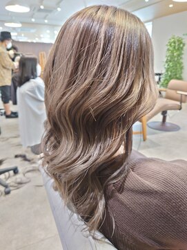 ビスポーク(BESPOKE) 根本が伸びても◎シャドウルーツで作るミルクティーベージュ