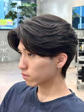 トゥイン 八王子(TWIN) メンズ刈り上げセンターパートフェザーパーマブルーブラック