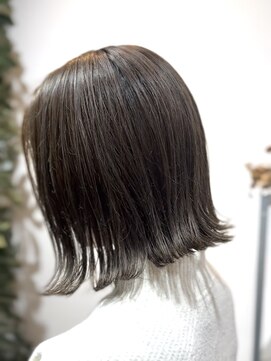 ヴェアリ(Vary) 王道外はね切りっぱなしボブタッセルボブ透明感オリーブグレー