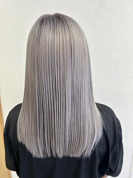 リア(Lia by KENJE) 夏はハイトーンのホワイトカラーで！