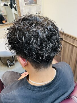 ミリオンバックス 上野(Million Bucks) 刈り上げセンターパートMEN’S HAIRフェザーパーマサーフカール