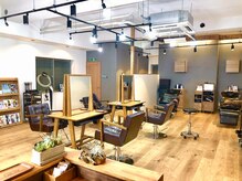 アクロ ヘアー ステージ(ACRO hair stage)の雰囲気(西海岸のカフェをイメージした店内)