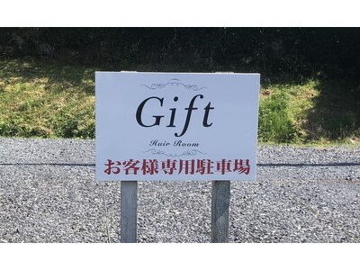 HairRoomGiftの駐車場をご利用ください。Giftの店前も駐車可。