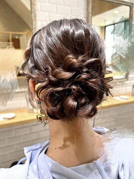 カーラ(Cara) サイドお団子 × キャラメルブラウン