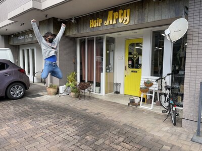 マンション1階の木目+黄の外観が目印☆看板リニューアルしたよ!