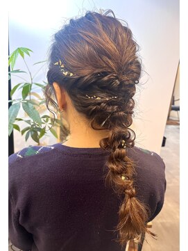 スリー(three) ヘアセット　ヘアアレンジ　編み下ろし