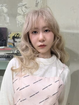 ロジ(loji) ピンクみ少し感じるホワイトベージュ