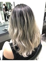 ルイス(L'wis)&nbsp;外国人風バレイヤージュ、プラチナカラー