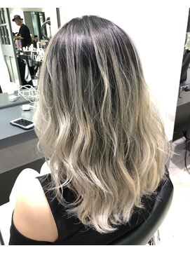 ルイス(L'wis) 外国人風バレイヤージュ、プラチナカラー