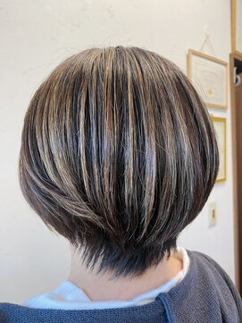 ヘアーサロンプレジール ウィービングカラーのショートボブ