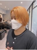 オレンジピンクの小顔ショートボブ