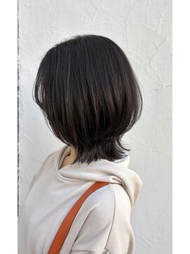 ヴァロ(Valo) ボブレイヤー・ミディアムレイヤー・ナチュラル大人ウルフヘア