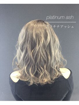 バトー(bAteAu) ホワイトブリーチ、エクステ、グラデーション、インナー