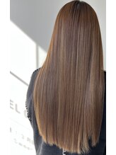 縮毛矯正のリピート率は高いです！学生の支持率が高く、質感の良さにご家族もご来店する程です。