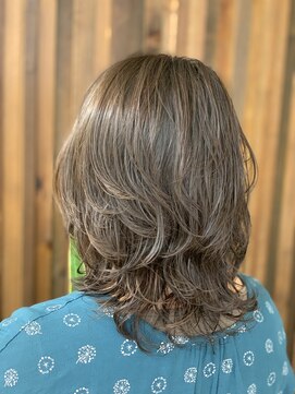 クオリス 上板橋店(QUALIS) ミディアムレイヤー 毛先外ハネワンカール アッシュベージュ