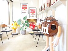 ループ ヘアーサロンアンドコミュニティー(LOOP)の雰囲気（ビンテージ雑貨がお出迎え♪ポップでキュートなディスプレイ♪）
