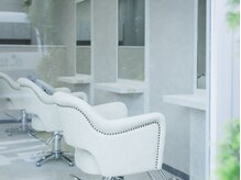 グラムヘアー(Glam hair)の雰囲気（白×グレーを基調とした店内です）