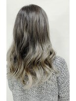 トリニティ(trinity)&nbsp;外国人風バレイヤージュ、ハイライトカラーアッシュグレージュ☆