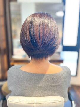 アトリエアルシュ(atelier ARCHE) 40,50代の女性におすすめ襟元スッキリショートヘアは丸みボブ