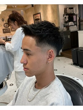 ルドローブラントオオサカ(LUDLOW BLUNT Osaka) 【LUDLOW BLUNT】スキンフェードカット アップバング バーバー