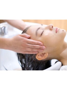 こだわりのリラックス空間で極上のヘッドスパ。癒されながら頭皮の汚れをしっかり落として頭皮環境改善も◎