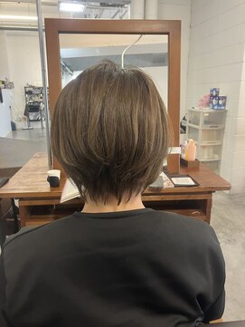 ショートボブ　アッシュベージュ