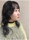 柔らかく揺れるミディアムルーズパーマ