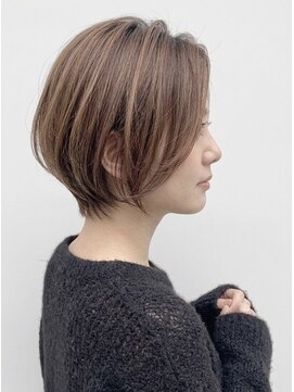 レウナ 外苑前(Reuna) 大人可愛いショート　長め前髪　センターパート　大人ショート