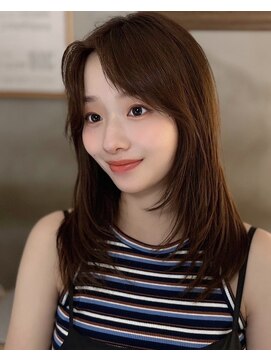 メゾンドムニ 恵比寿(Maison de MUNi) くすみベージュマロンベージュ前下がりボブフェザーショートヘア